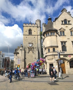 Oxfordin keskustassa oli myös paljon turisteja liikkeellä.