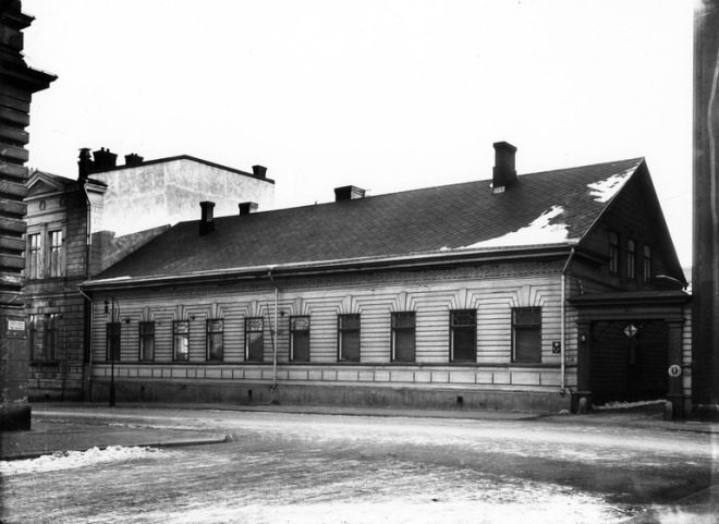 Tengströmit asuivat 1850-luvulla Mariankadun numerossa 9. Kruununhaan asuintalot olivat tyypillisesti yksikerroksisia puutaloja, jotka sijaitsivat kadun varressa. Nykyään paikalla on tummanpuhuva toimistorakennus. Finna-palvelun mukaan talon arkkitehti on C. L. Engel. Eric Sundström, Helsingin kaupunginmuseo, CC BY 4.0.